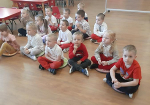 Dzieci oglądają prezentację multimedialną pt. "Niepodległa Polska"